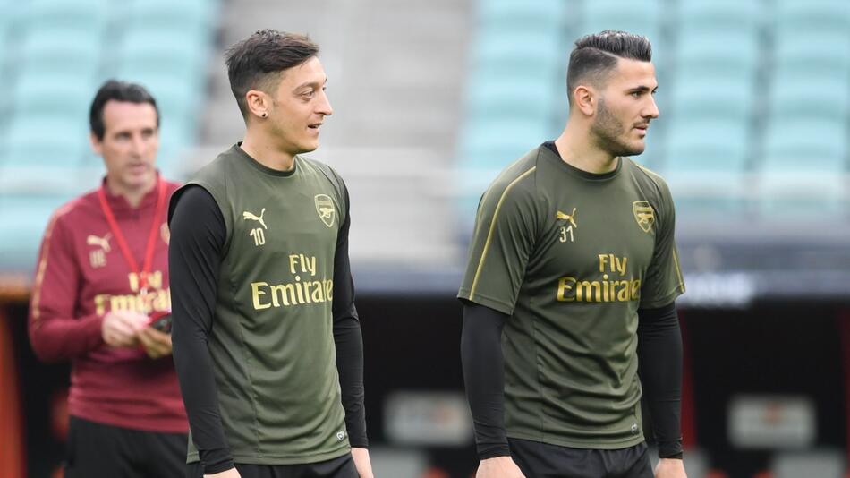 Mesut Özil (l.) und Sead Kolasinac