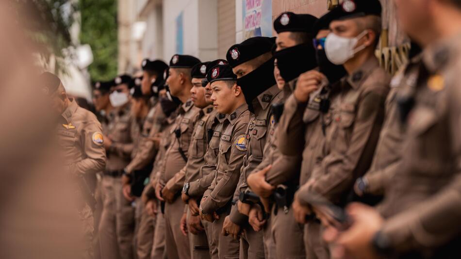 Thailändische Polizisten stehen Wache