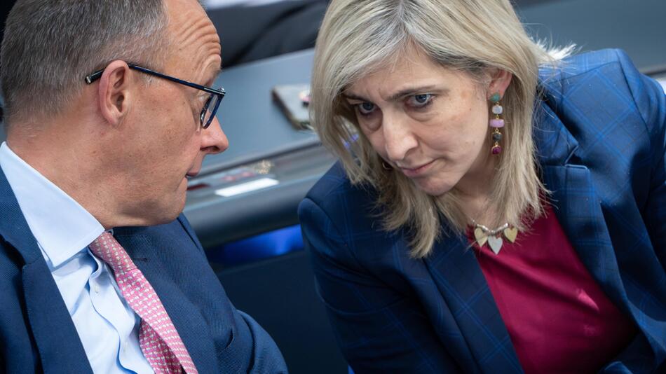 Krankschreibung nur noch in der Praxis? Ministerin stellt sich der Kritik