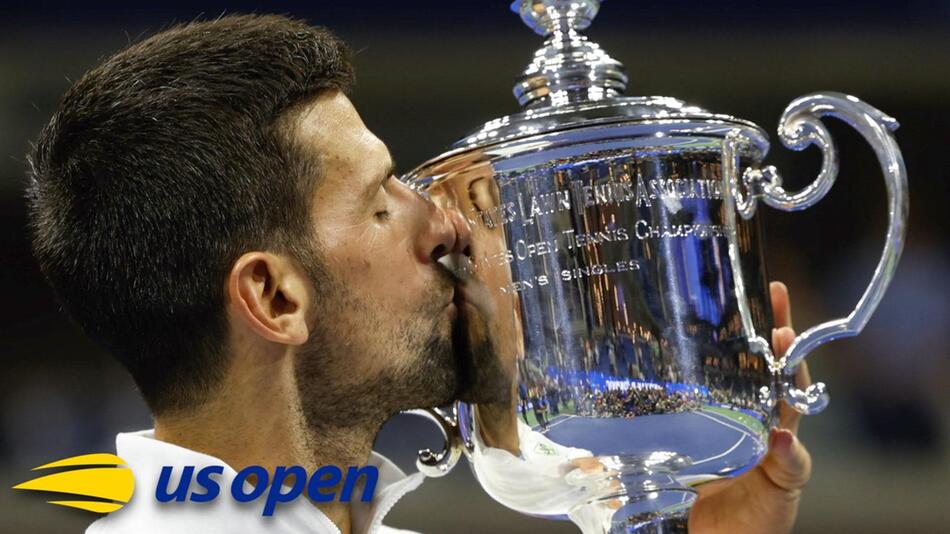Novak Djokovic küsst nach seinem Finalsieg bei den US Open den Pokal