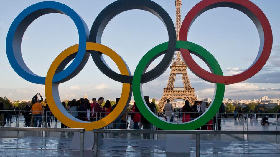 Olympische Spiele Ringe werden auf Eiffelturm montiert