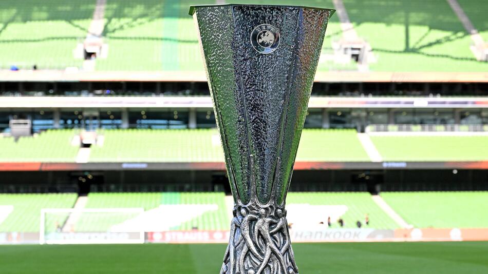 Um diesen Pokal geht es beim Finale der Europa League zwischen Bayer 04 Leverkusen und Atalanta.
