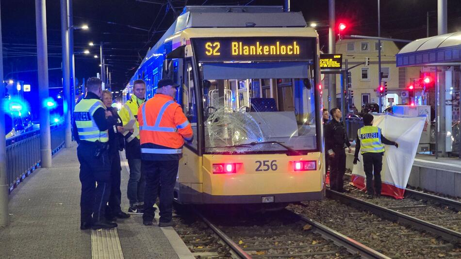 Mensch wird unter Straßenbahn eingeklemmt und stirbt