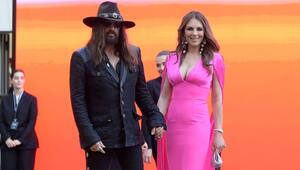 Billy Ray Cyrus und Elizabeth Hurley feiern ihr Red-Carpet-Debüt.