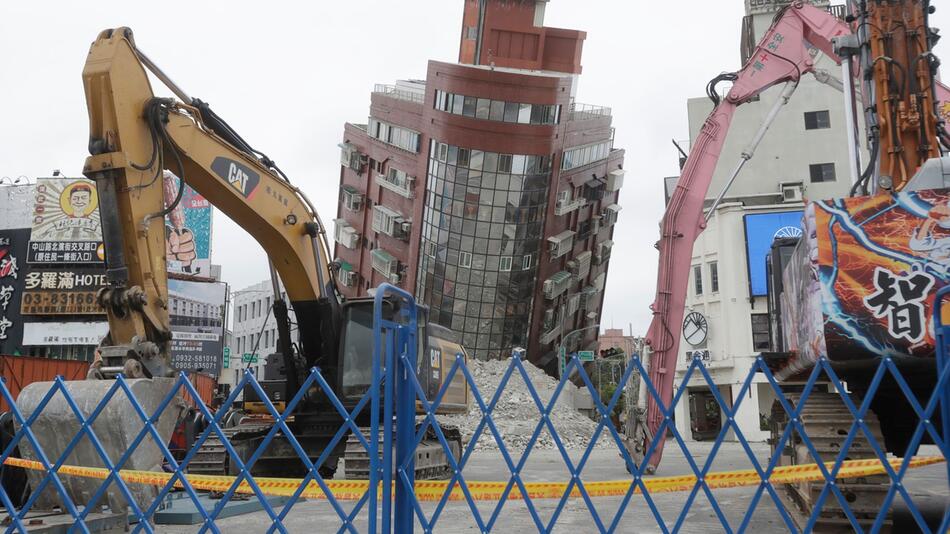Nach schwerem Erdbeben vor Taiwan