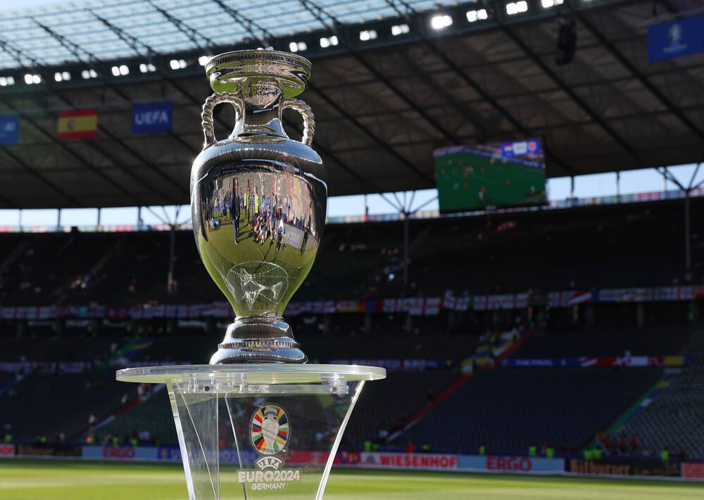 Der EM-Pokal im Olympiastadion von Berlin