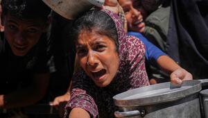 Eine Frau kämpft um Hilfsgüter in Gaza