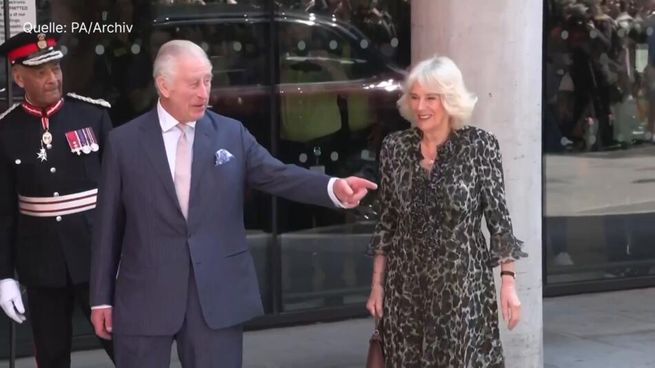 König Charles an der Seite von Königin Camilla