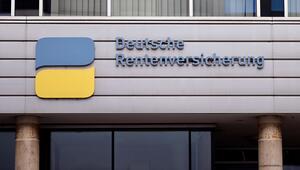 Das Logo der 'Deutsche Rentenversicherung' an einer Hauswand in Köln