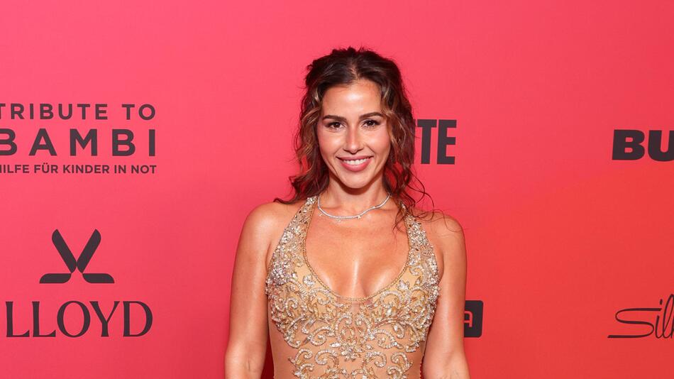 Sarah Engels verzaubert im Naked-Dress