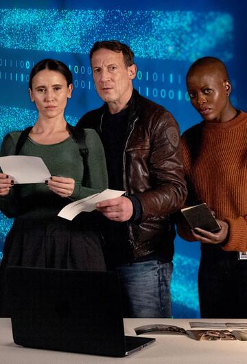 Falke (Wotan Wilke Möhring), Anaïs Schmitz (Florence Kasumba) und weitere Ermittlerin