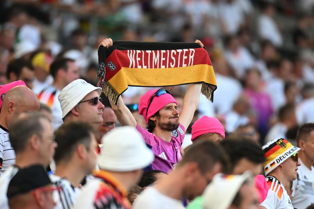 Ein deutscher Fan während des EM-Viertelfinals gegen Spanien mit einer deutlichen Botschaft