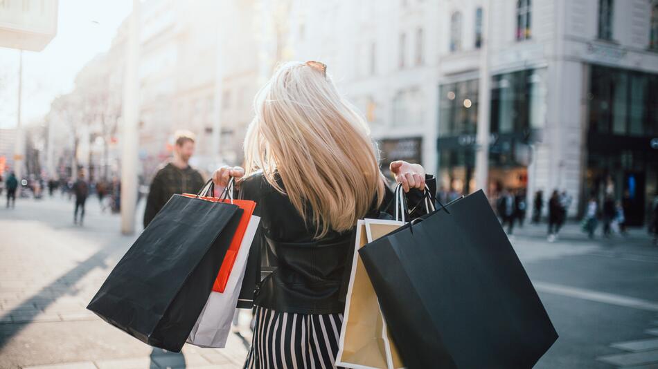 blonde Frau beim Shoppen