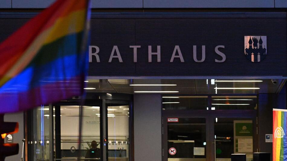 Regenbogenfahnen vor dem Rathaus Neubrandenburg