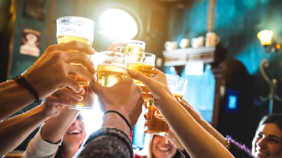 anstoßen mit Bier