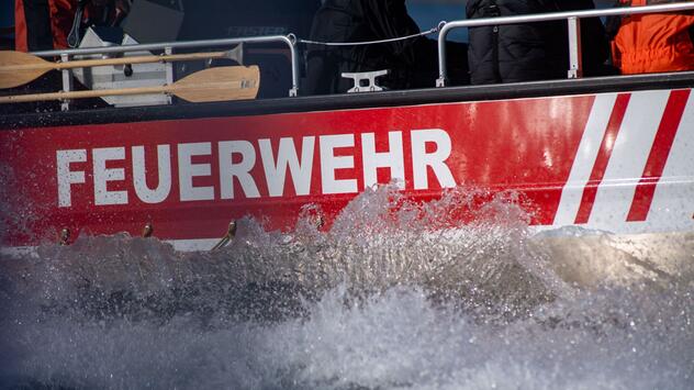 Feuerwehr rettet Passanten und Schwimmer