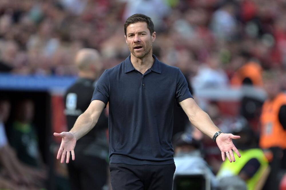 Bayer Leverkusens Trainer Xabi Alonso gestikuliert während der Partie gegen den VfL Wolfsburg