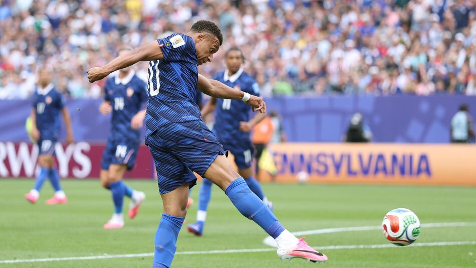 Aus der Distanz: Mbappé zimmert den Ball ins lange Eck!