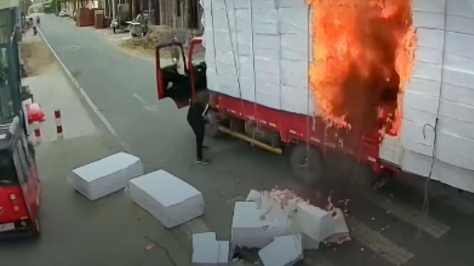 Lastwagenfahrer in Panik: Styroporblöcke auf Lkw fangen Feuer