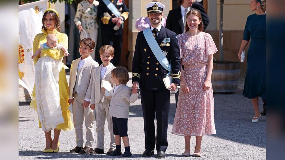 Prinzessin Sofia (l.) präsentiert Töchterchen Ines stolz an der Seite ihrer Söhne, ihres Mannes ...