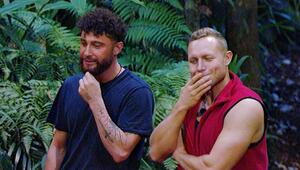 Umut Tekin und Patrick Romer (r.) beichten den anderen ihre Schummelei.