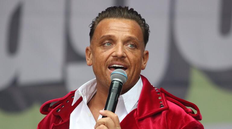 Menowin Fröhlich freut sich über die Geburt seines neunten Kindes.