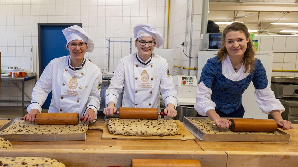 Backen der Stollenplatten für den Dresdner Riesenstollen