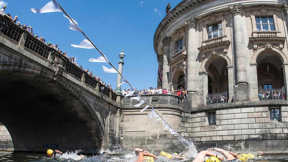 Anbaden an der Museumsinsel