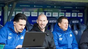 Christian Ilzer (TSG Hoffenheim) mit Laptop