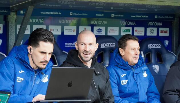 Christian Ilzer (TSG Hoffenheim) mit Laptop