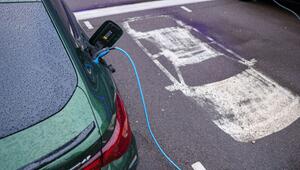 Elektroauto lädt an Ladesäule