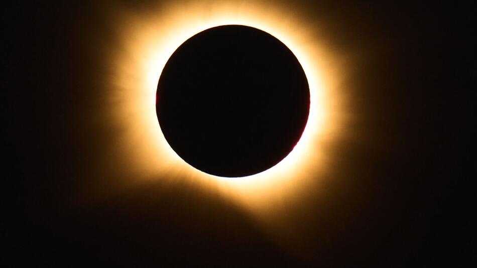 Besonderer Blick nach oben: Sonnenfinsternis über Europa