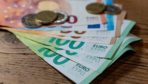 Euro-Banknoten und Münzen