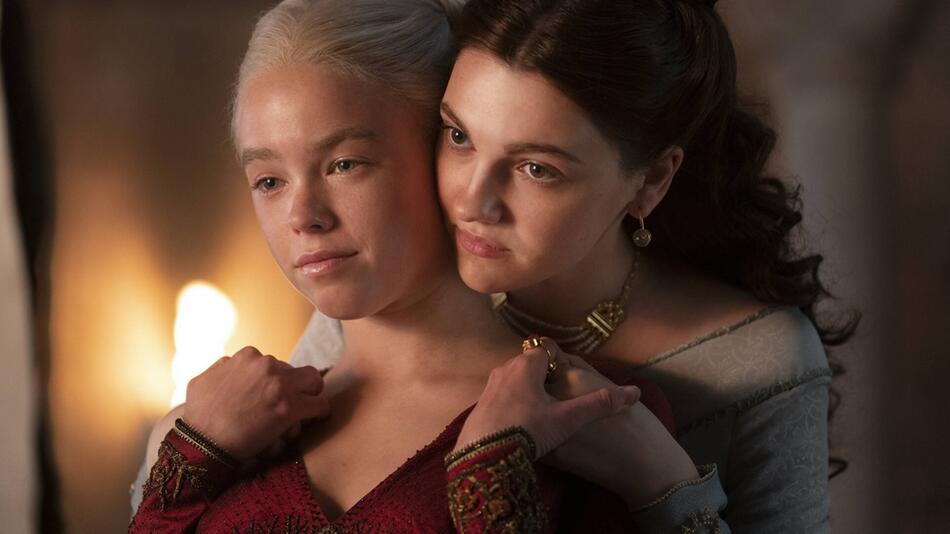 Milly Alcock als Rhaenyra Targaryen und Emily Carey als Alicent Hohenturm