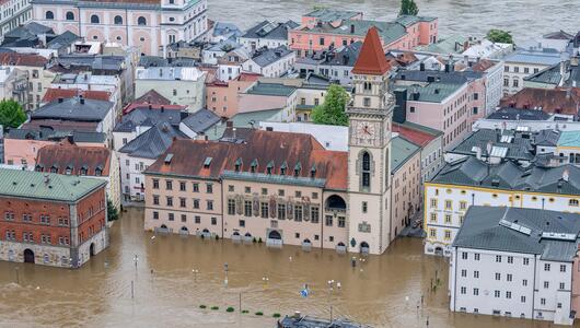 Passau steht im Hochwasser der Donau