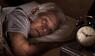 Mann Bett Blick Wecker