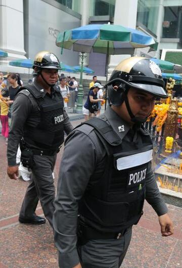 Polizisten patrouillieren durch Bangkok