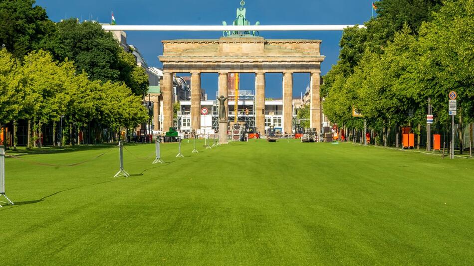 In Berlin ist bereits angerichtet: Auf der Fanmeile vor dem Brandenburger Tor ist ein spezieller ...