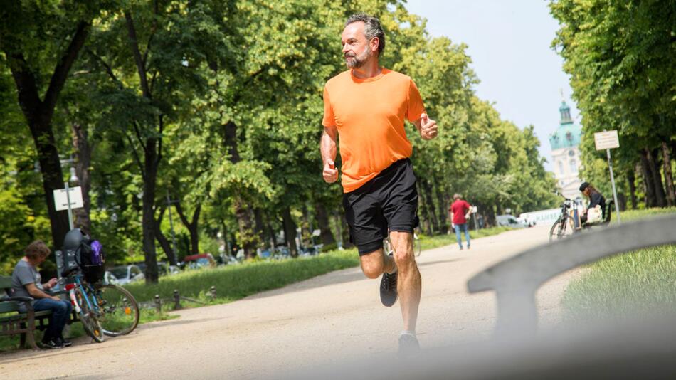 Älterer Mann beim Joggen