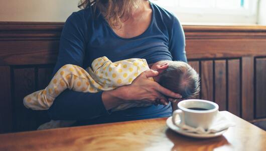 Mutter stillt Baby im Restaurant