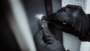 Einbrecher versucht ein Schloss zu knacken