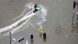 Mitten in der Flut: Mann fährt Jetski durch überschwemmte Straße in Bangkok – mit Folgen