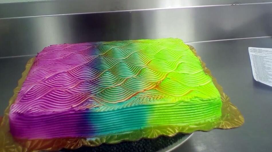 Dieser Kuchen ist farbenprächtig wie ein Regenbogen.