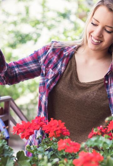 Frau, gießen, Blumen, Balkon