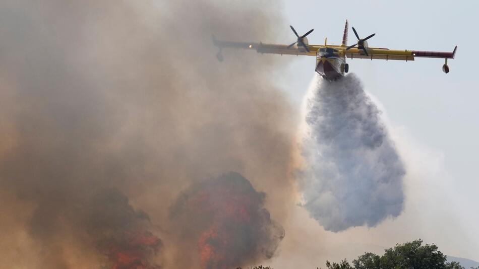 Löschflugzeug im Einsatz