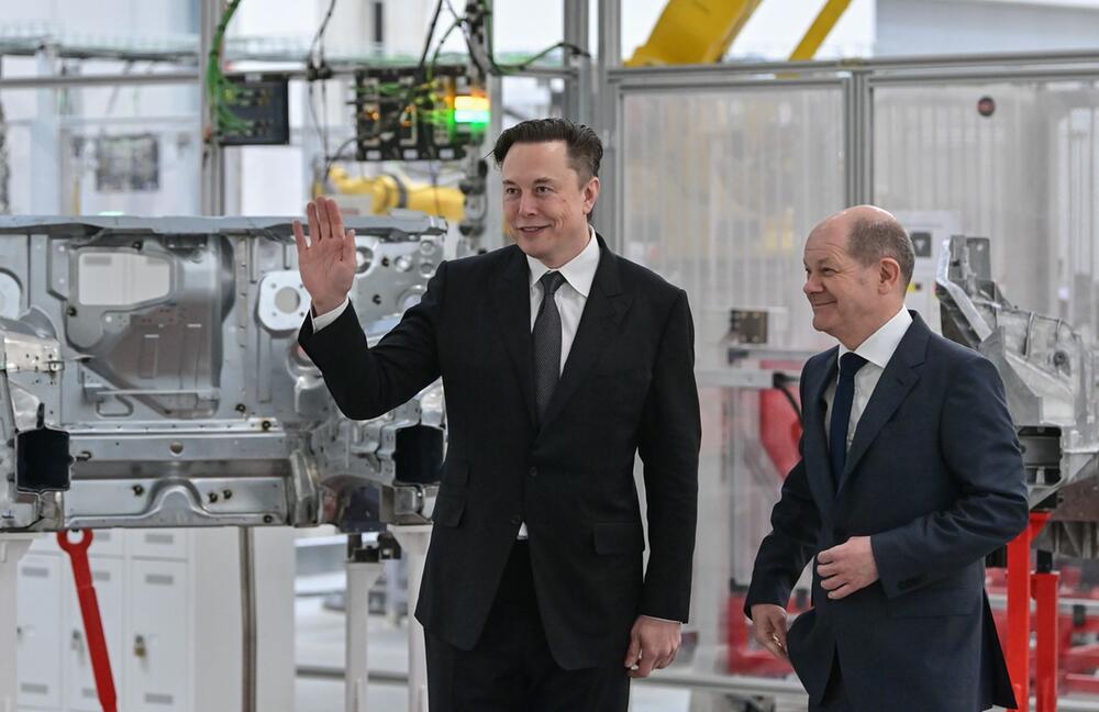 Elon Musk und Olaf Scholz bei Eröffnung der Tesla-Fabrik.