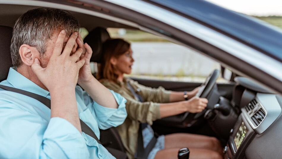 Frau und Mann beim Autofahren