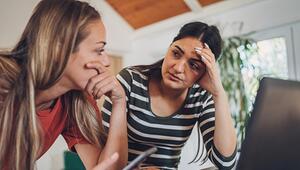 zwei junge Frauen vor Computer,  die sich ansehen. 
