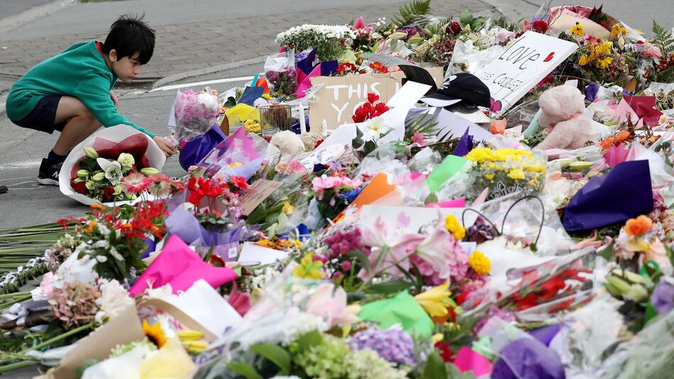 Trauer, Blumen, Kind, Junge, Linwood, Moschee, Anschlag, Attacke, Terror, Neuseeland, Christchurch