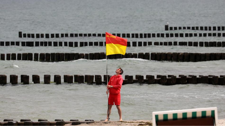 Was bedeutet die rot-gelbe Flagge am Strand?